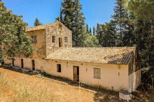 Askitario Monastery and Olive Mill Nymfes im Wald auf Korfu