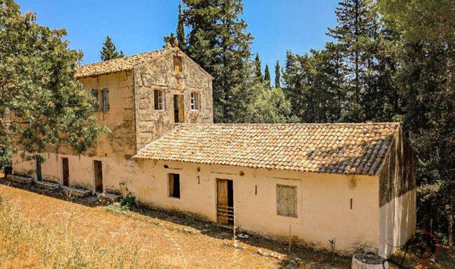 Askitario Monastery and Olive Mill Nymfes im Wald auf Korfu