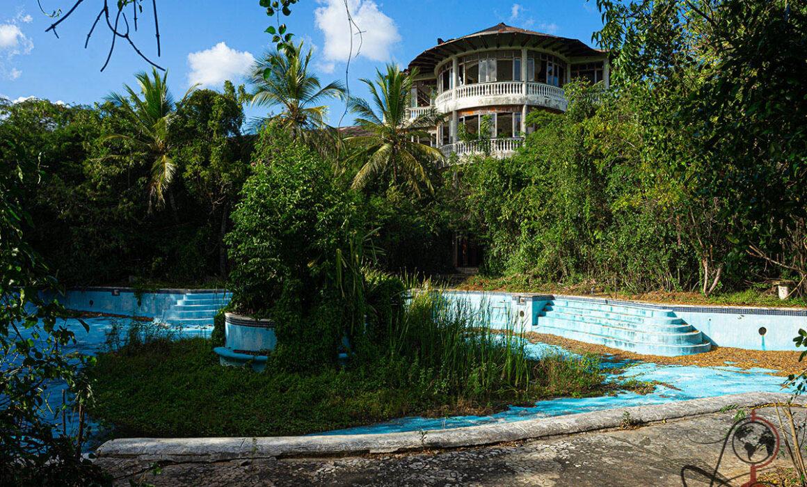 Azure Bay Resort Dominikanische Republik Außenansicht der runden Hotelruine mit leerem Pool und dichter Vegetation