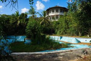 Azure Bay Resort Dominikanische Republik Außenansicht der runden Hotelruine mit leerem Pool und dichter Vegetation