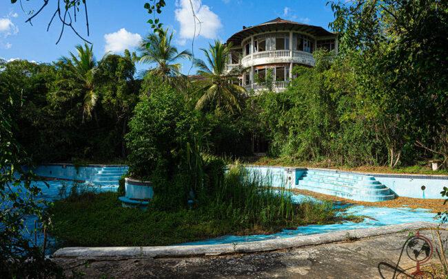 Azure Bay Resort Dominikanische Republik Außenansicht der runden Hotelruine mit leerem Pool und dichter Vegetation