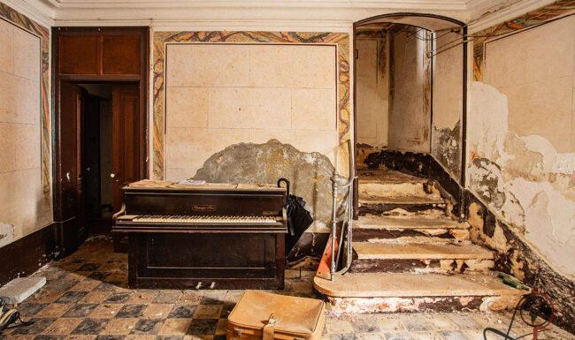 Altes Klavier neben einer beschädigten Treppe in der Casa da Música Calada in Portugal