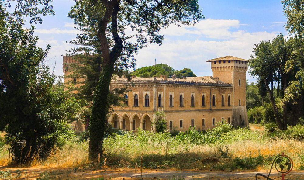 Verlassenes Castello Bibelli bei Kato Korakiana auf Korfu zwischen Bäumen und verwilderter Vegetation