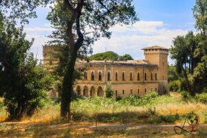 Verlassenes Castello Bibelli bei Kato Korakiana auf Korfu zwischen Bäumen und verwilderter Vegetation