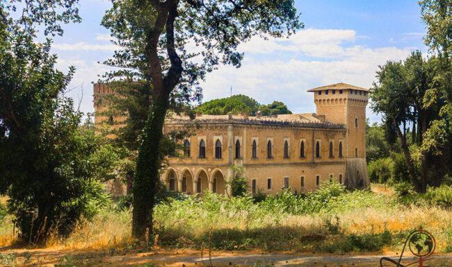 Verlassenes Castello Bibelli bei Kato Korakiana auf Korfu zwischen Bäumen und verwilderter Vegetation