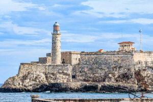 Castillo de los Tres Reyes del Morro in Havanna mit Leuchtturm und steinernen Festungsmauern vom Meer aus gesehen