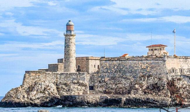 Castillo de los Tres Reyes del Morro in Havanna mit Leuchtturm und steinernen Festungsmauern vom Meer aus gesehen