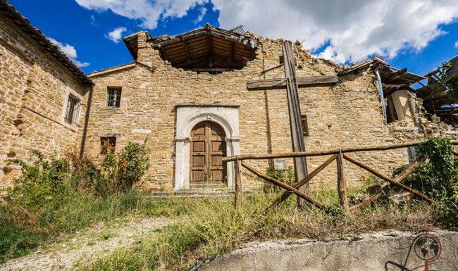 Außenansicht der Chiesa di San Marco in Colpolina mit teilweise eingestürztem Dach und sichtbarer Holzabstützung.
