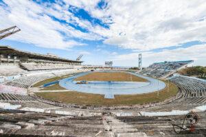 Weitwinkelansicht der ovalen blauen Laufbahn und der leeren Ränge im Estadio Panamericano