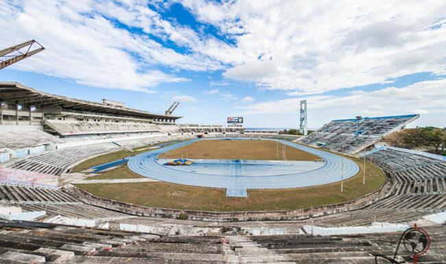 Weitwinkelansicht der ovalen blauen Laufbahn und der leeren Ränge im Estadio Panamericano
