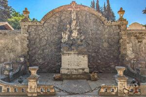 Historisches Familiengrab mit Engelsfiguren auf dem First Cemetery of Corfu