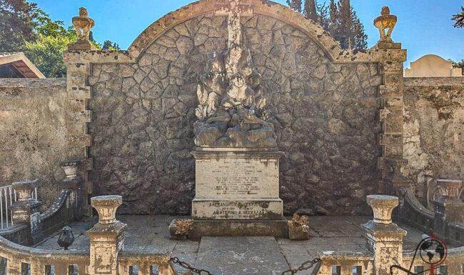 Historisches Familiengrab mit Engelsfiguren auf dem First Cemetery of Corfu