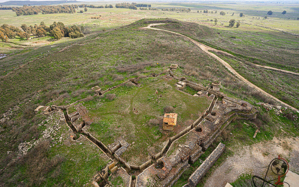 Drohnenblick auf Fortanlage in grüner Landschaft