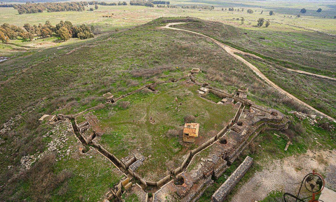 Drohnenblick auf Fortanlage in grüner Landschaft