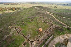 Drohnenblick auf Fortanlage in grüner Landschaft