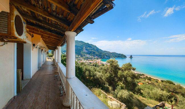 Blick durch ein beschädigtes Fenster des Gordios Ocean View Hotels auf die Bucht von Agios Gordios
