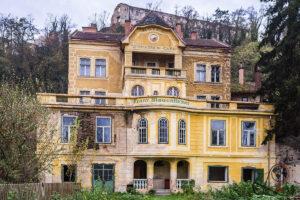 Historische Fassade des ehemaligen Hotel Blauensteiner mit dem Schriftzug „Hotel Terrassen-Café“ in Thunau am Kamp.