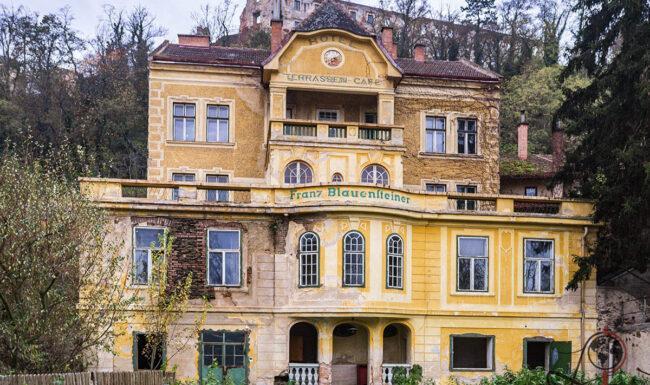 Historische Fassade des ehemaligen Hotel Blauensteiner mit dem Schriftzug „Hotel Terrassen-Café“ in Thunau am Kamp.