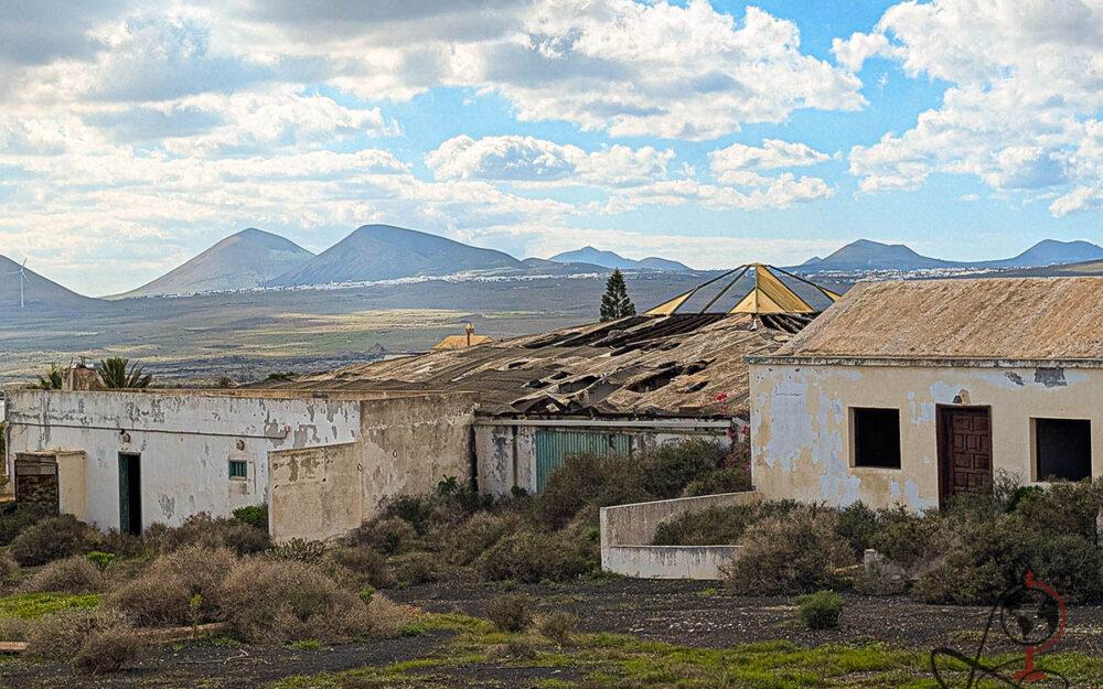 Verlassenes Hotel auf Lanzarote mit Vulkanlandschaft im Hintergrund