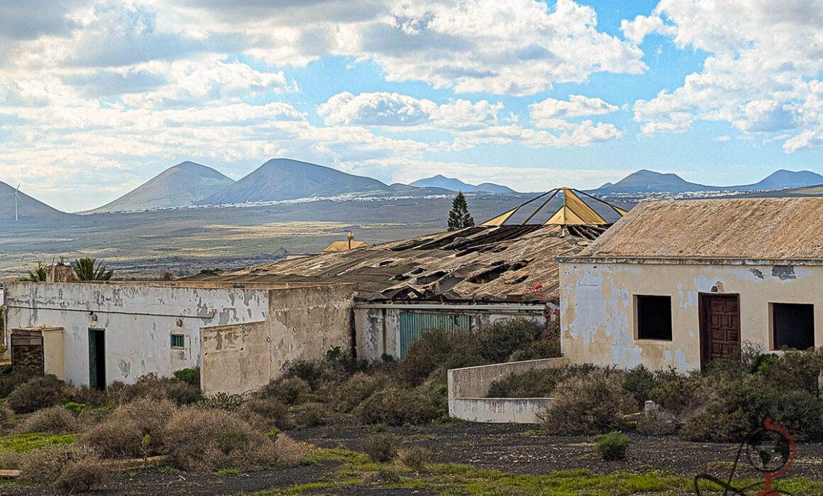 Verlassenes Hotel auf Lanzarote mit Vulkanlandschaft im Hintergrund