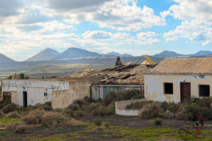 Verlassenes Hotel auf Lanzarote mit Vulkanlandschaft im Hintergrund