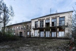 Kulturhaus Ernst Thälmann in Krumpa mit verwitterter Fassade und überwuchertem Außengelände