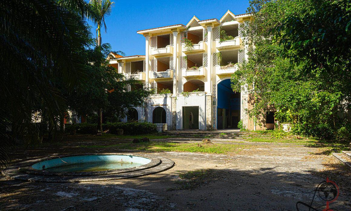 Moonlit Lagoon Resort Dominikanische Republik Außenansicht mit leerem Pool und Hotelgebäude