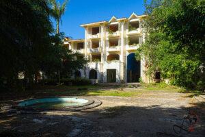 Moonlit Lagoon Resort Dominikanische Republik Außenansicht mit leerem Pool und Hotelgebäude