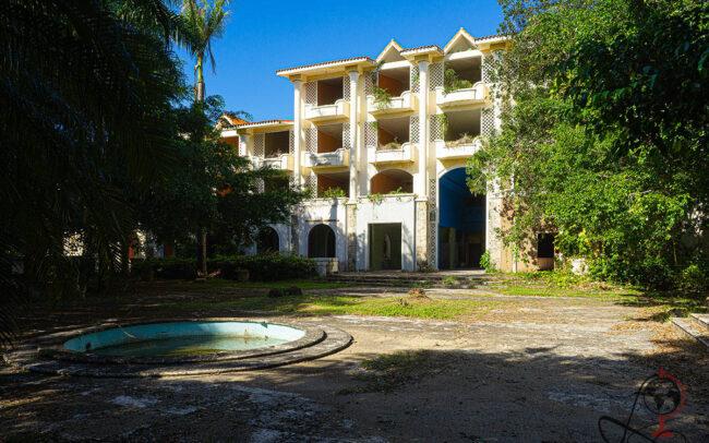 Moonlit Lagoon Resort Dominikanische Republik Außenansicht mit leerem Pool und Hotelgebäude