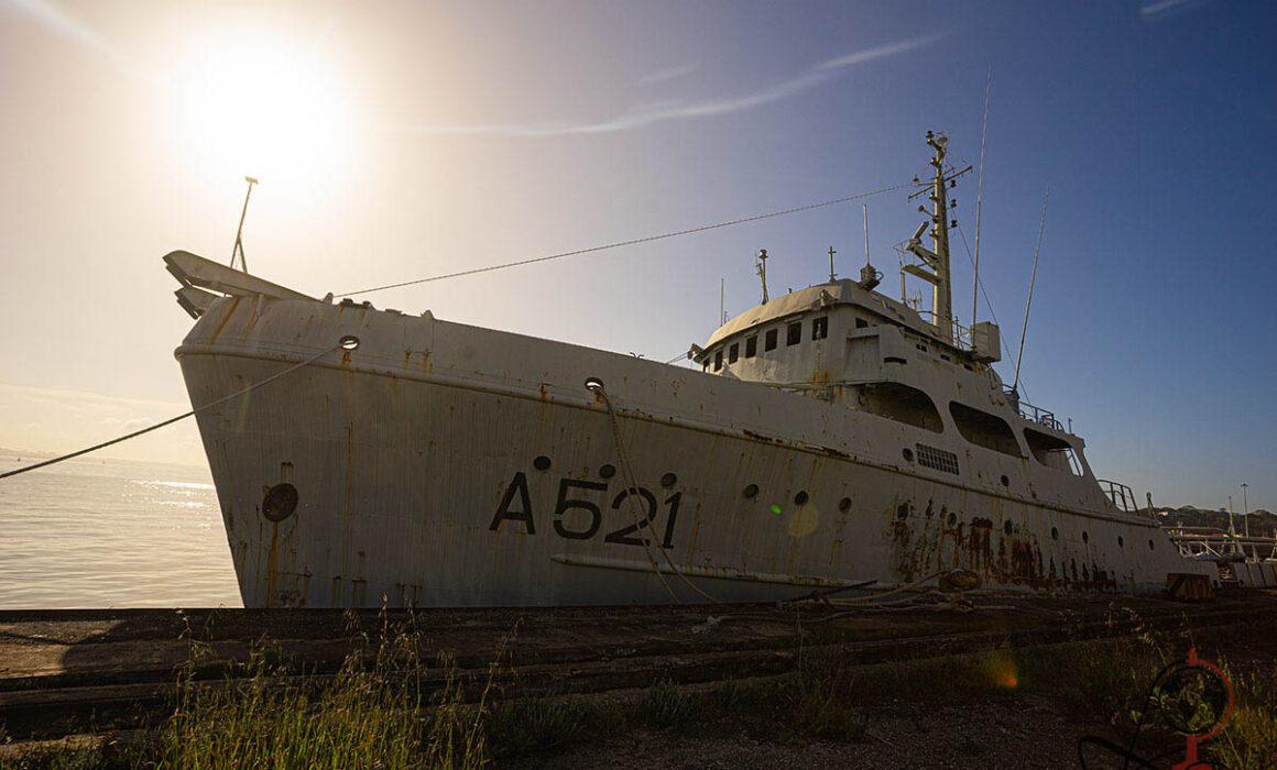 Bugansicht mit Kennung A521, Rost und Sonne im Hintergrund