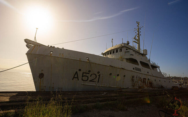 Bugansicht mit Kennung A521, Rost und Sonne im Hintergrund
