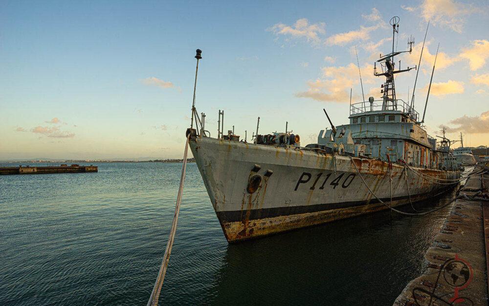 Bug des portugiesischen Marineschiffs P1140 am Kai mit Kennung P1140 bei Abendlicht