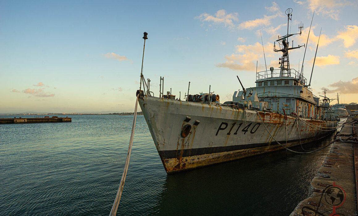 Bug des portugiesischen Marineschiffs P1140 am Kai mit Kennung P1140 bei Abendlicht