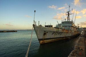 Bug des portugiesischen Marineschiffs P1140 am Kai mit Kennung P1140 bei Abendlicht