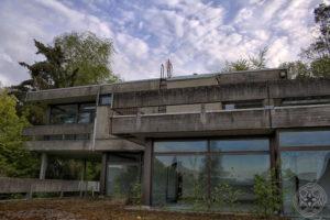 Verwitterte Außenansicht des ehemaligen Terrassenhauses der Nigerianischen Botschaft in Bonn mit Betonbalkonen und großen Glasflächen