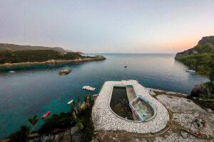 Verlassener Swimmingpool des Hotel Oceanis über dem Ionischen Meer