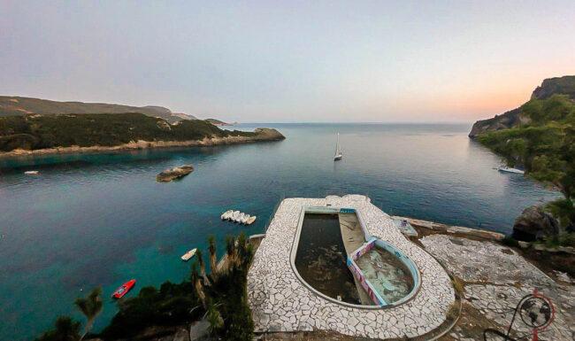 Verlassener Swimmingpool des Hotel Oceanis über dem Ionischen Meer