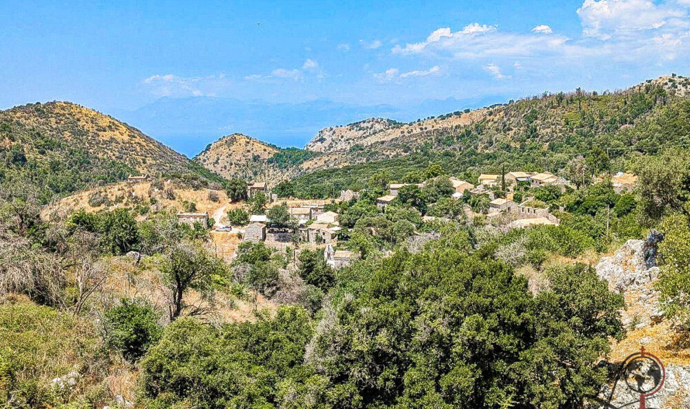 Blick über Old Perithia und seine historischen Steinhäuser auf Korfu