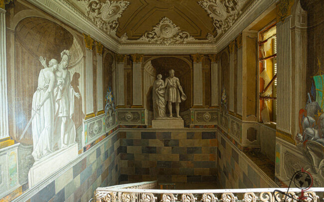 Blick ins Treppenauge mit Wandmalerei und Figuren über der Brüstung