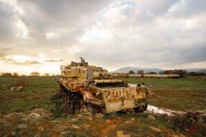 Nahaufnahme eines abgenutzten Panzer-Bedienpults mit Handrad, Schaltern und Leitungen.