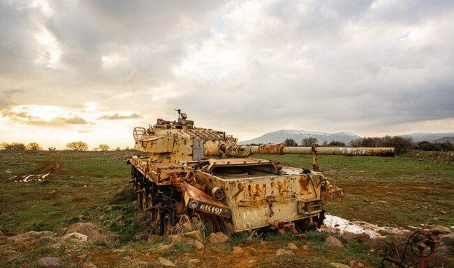 Nahaufnahme eines abgenutzten Panzer-Bedienpults mit Handrad, Schaltern und Leitungen.