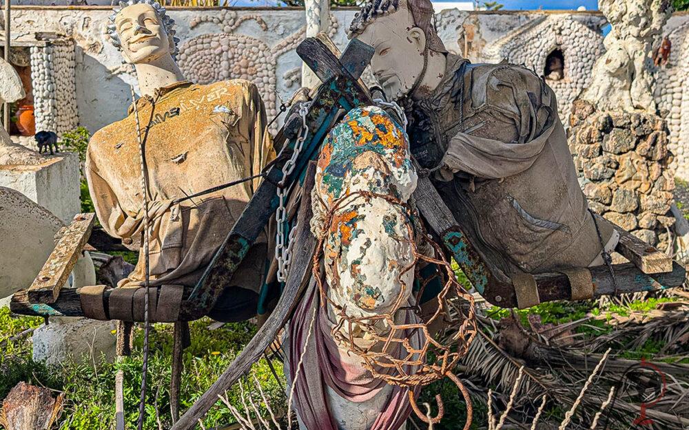 Detailansicht bemalter Figuren und Objekte im Casa Museo Mara Mao