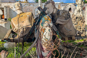 Detailansicht bemalter Figuren und Objekte im Casa Museo Mara Mao