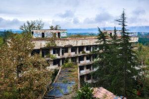 Weitwinkelansicht der lang gestaffelten Sanatoriumsflügel über den Bäumen von Tskaltubo.