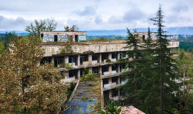 Weitwinkelansicht der lang gestaffelten Sanatoriumsflügel über den Bäumen von Tskaltubo.