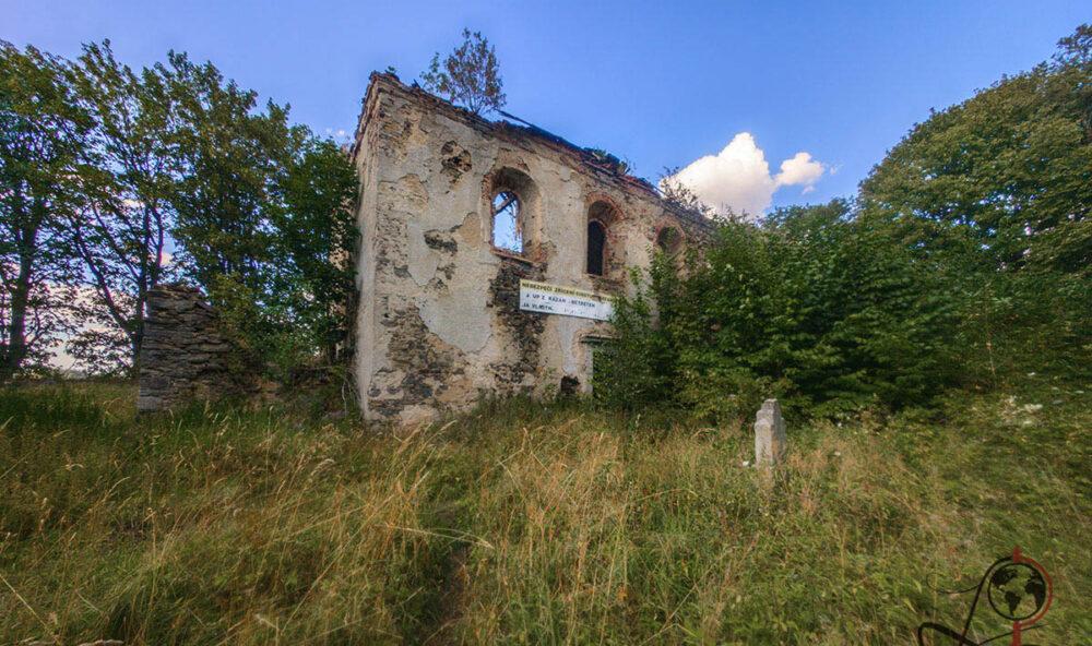 Außenansicht der ehemaligen Wallfahrtskirche St. Anna bei Pořejov in Tschechien als überwucherte Kirchenruine.