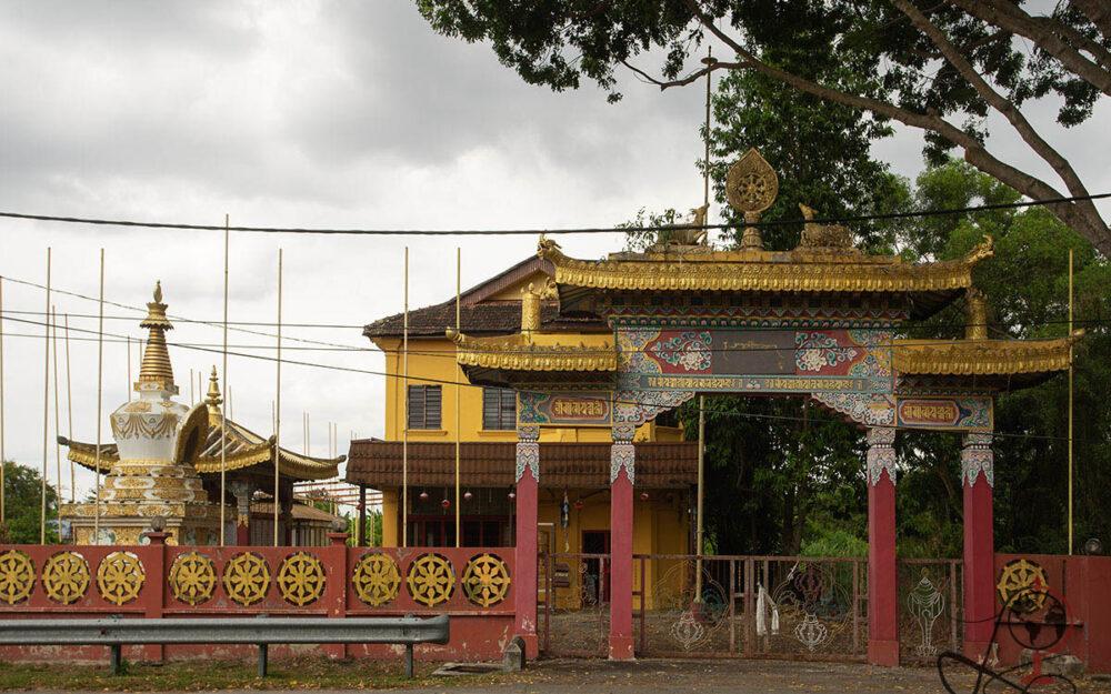 Eingangstor des verlassenen Tashi Delek Temple