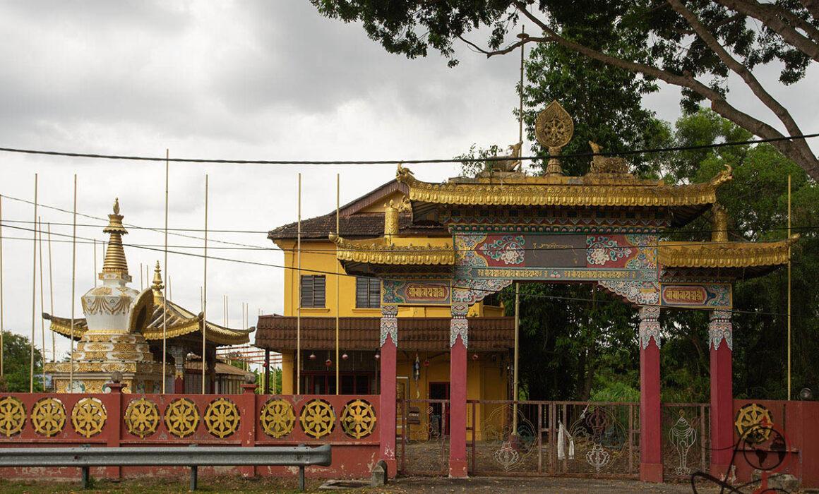 Eingangstor des verlassenen Tashi Delek Temple
