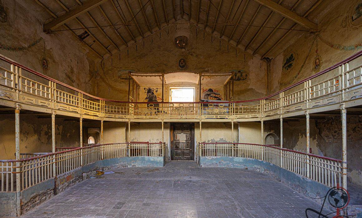 Innenraum des historischen Theaters mit umlaufenden Rängen und leerer Bühne