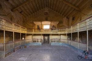 Innenraum des historischen Theaters mit umlaufenden Rängen und leerer Bühne